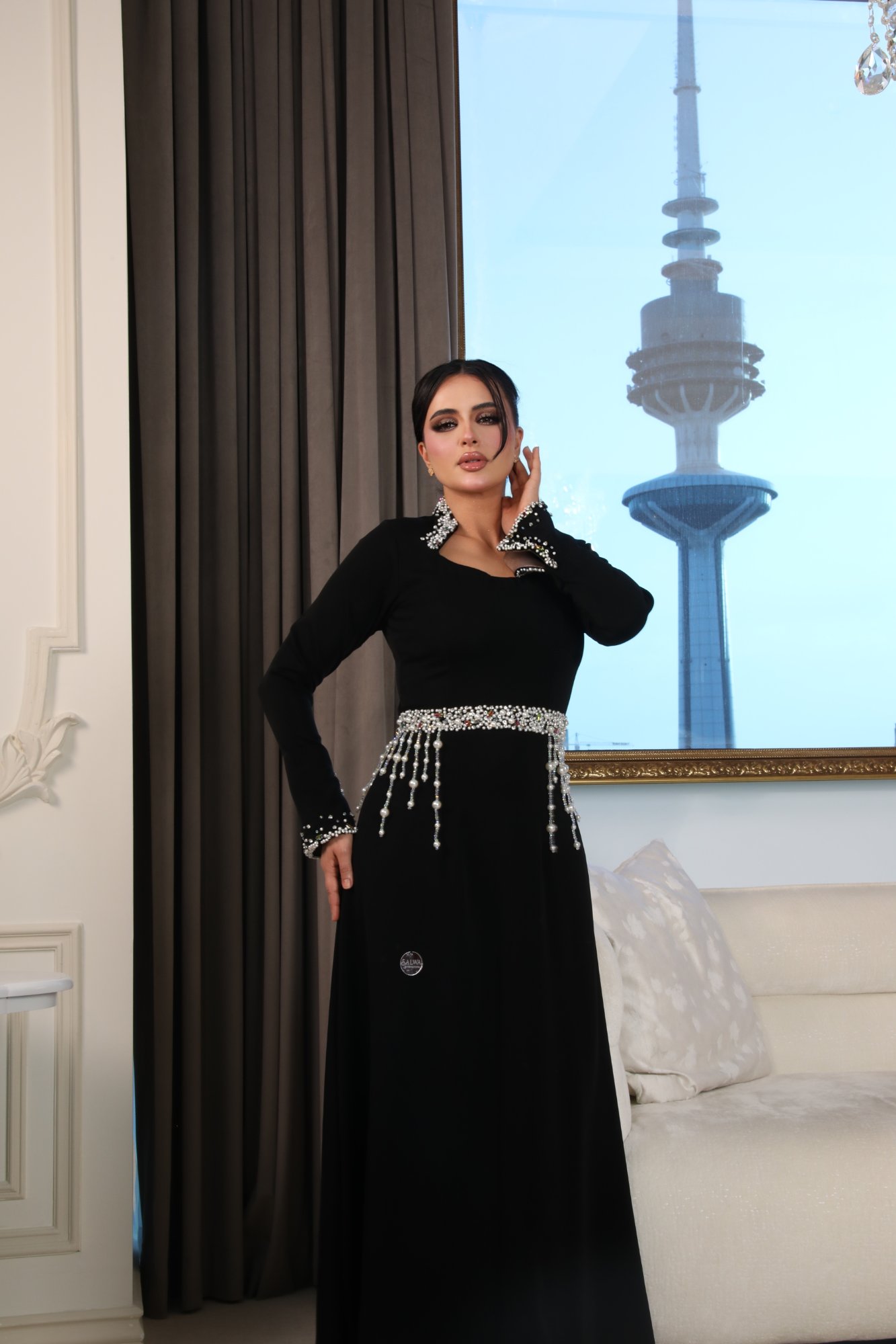 الفستان الأسود بحزام الكريستال